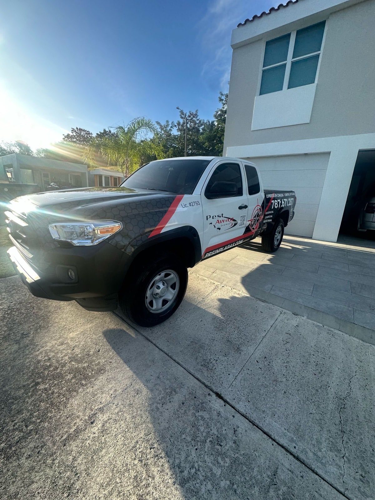 Truck de servicio Pest Away Exterminating frente a una residencia