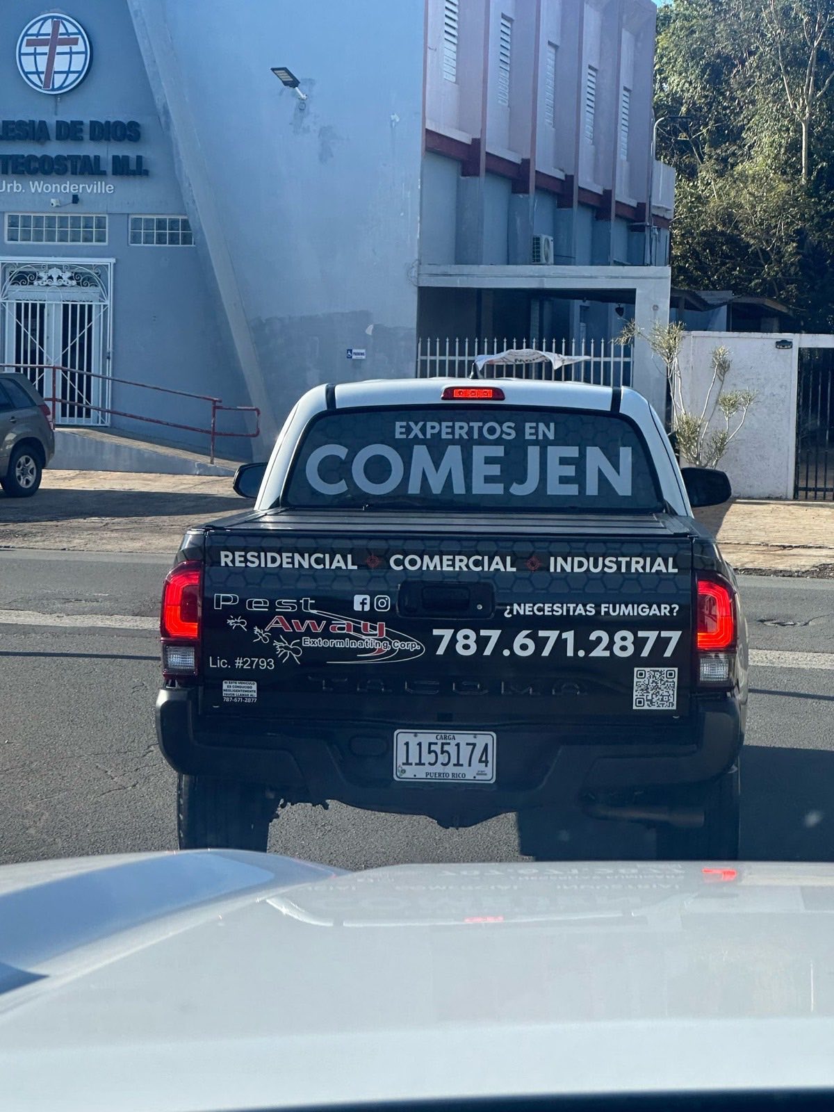 Parte trasera del truck Pest Away — ¿Necesitas fumigar? 787.671.2877